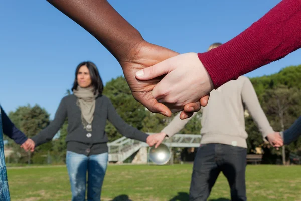 Multiracial Jeune Tenant Les Mains Dans Cercle — Photo