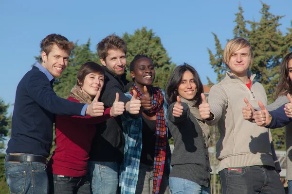 Счастливые Студенты Колледжа Большими Пальцами — стоковое фото