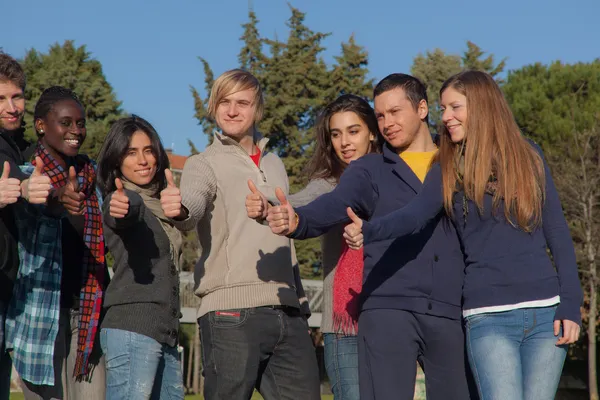 Estudantes Universitários Felizes Com Polegares Para Cima — Fotografia de Stock