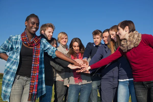 Mutlu Koleji Öğrencileri Elle Yığını Üzerinde — Stok fotoğraf