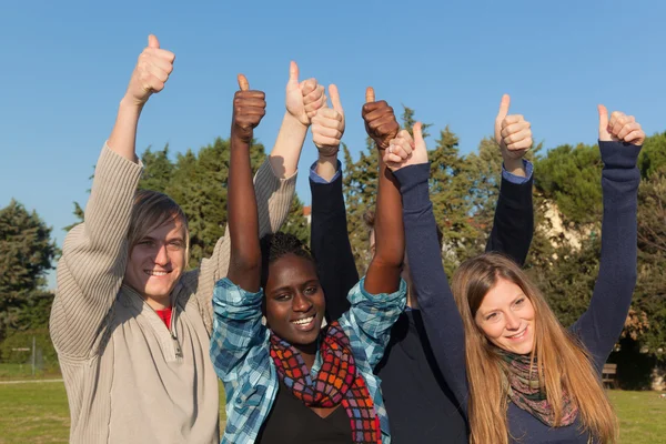 Щасливі студенти коледжу з великими пальцями вгору — стокове фото