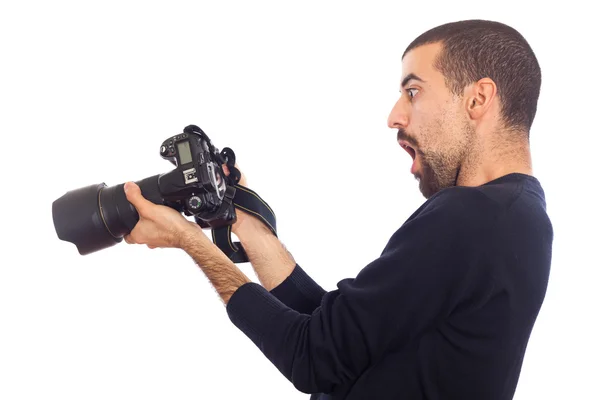 若い男のカメラの表示を探している写真家 — ストック写真