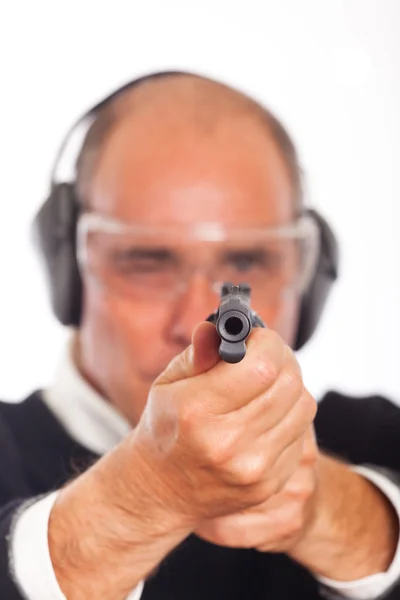 Man pekar en pistol på vit bakgrund — Stockfoto