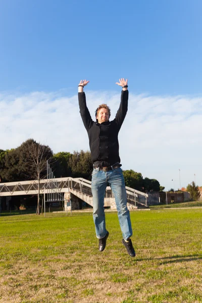 Joven Saltando Riendo Aire Libre —  Fotos de Stock