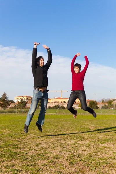 Jeune homme sautant plein air riant — Photo