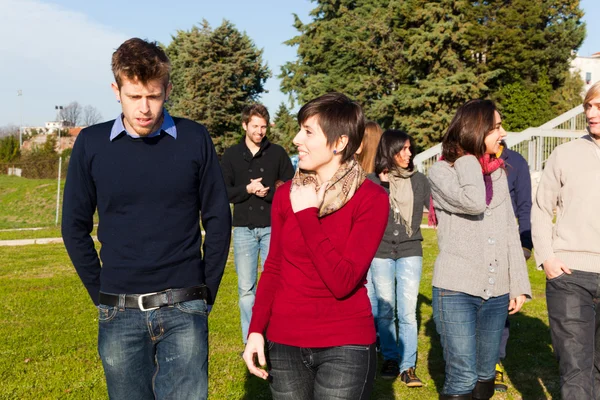 Estudiantes universitarios caminando y hablando en el parque —  Fotos de Stock
