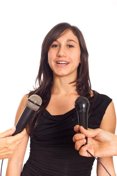 Giovane donna che parla al microfono durante l'intervista — Foto Stock