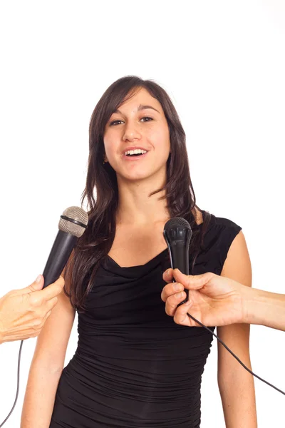 Młoda kobieta rozmawiać przez mikrofon podczas rozmowy — Zdjęcie stockowe