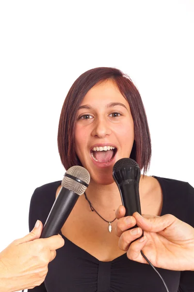 Młoda Kobieta Rozmawiać Przez Mikrofon Podczas Rozmowy — Zdjęcie stockowe