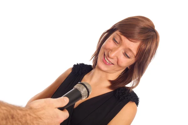 Mladá žena mluvit na mikrofon během rozhovoru — Stock fotografie