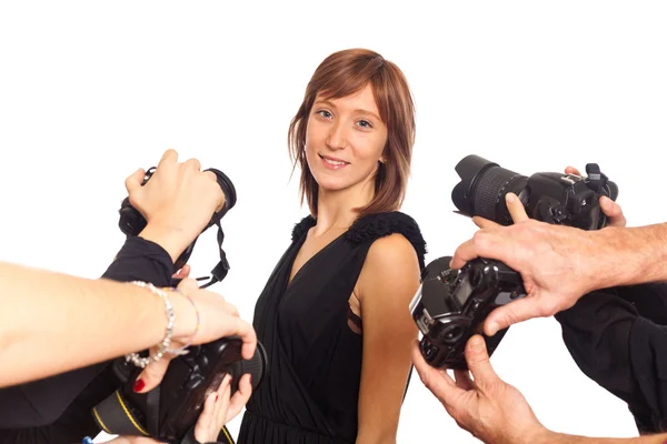 Promi-Frau vor Paparazzi — Stockfoto