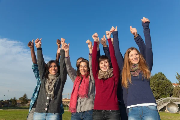 Estudiantes universitarios felices con pulgares hacia arriba —  Fotos de Stock