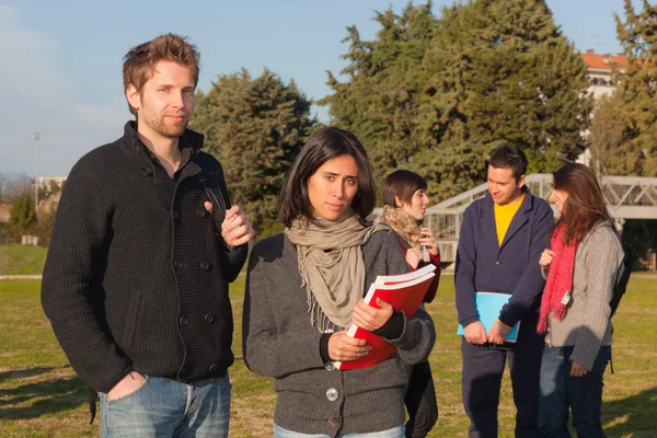 Yürüyüş ve Parkı'nda konuşan üniversite öğrencileri — Stok fotoğraf