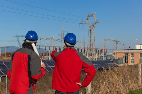 Ingenieurs Het Werk Een Zonne Energiecentrale — Stockfoto