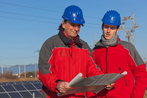 Ingenieure bei der Arbeit in einem Solarkraftwerk — Stockfoto