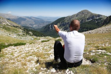 kişi rahat büyük panorama karşı bir dağın zirvesinde