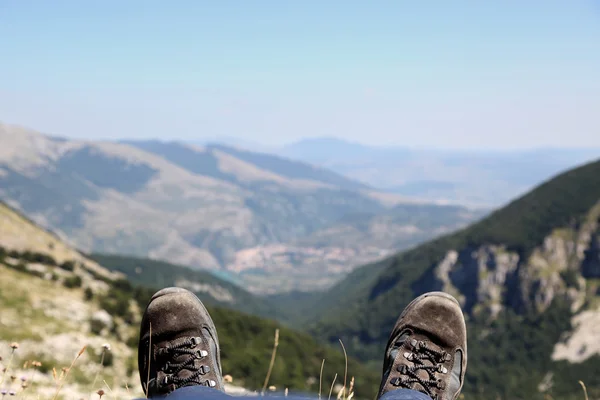 Kişi rahat büyük panorama karşı bir dağın zirvesinde — Stok fotoğraf