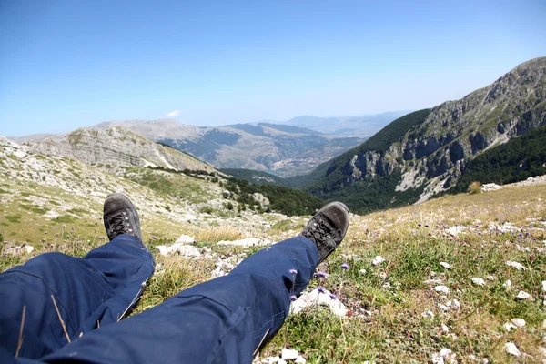 Pessoa Relaxe Topo Uma Montanha Contra Grande Panorama — Fotografia de Stock