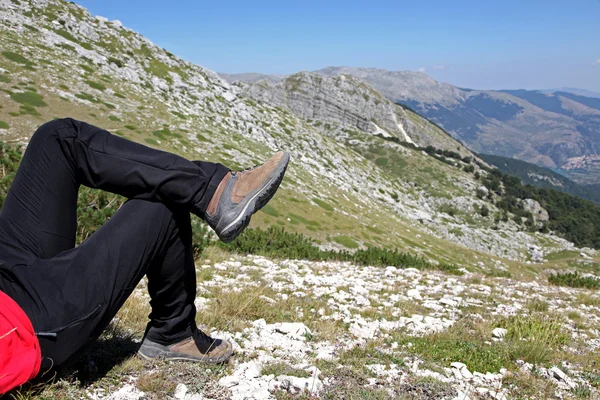 Pessoa Relaxe no topo de uma montanha contra o Grande Panorama — Fotografia de Stock