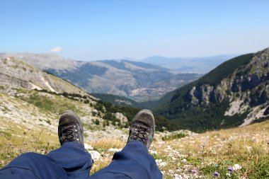 kişi rahat büyük panorama karşı bir dağın zirvesinde