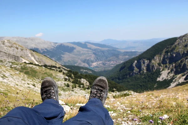 Člověk Relaxovat Vrcholu Hory Proti Velké Panorama — Stock fotografie