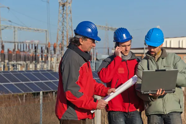 Ingenieure Bei Der Arbeit Einem Solarkraftwerk — Stockfoto