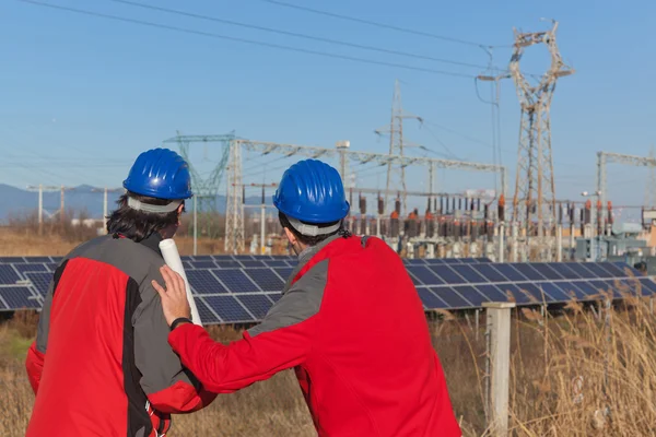 Μηχανικοί στην εργασία σε ένα σταθμό ηλιακής ενέργειας — Φωτογραφία Αρχείου