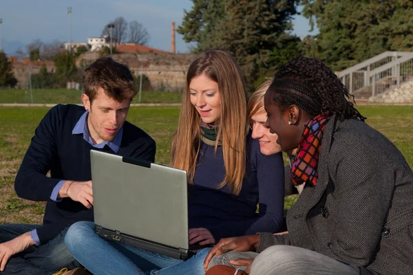 Studenten mit Computer im Park — Stockfoto