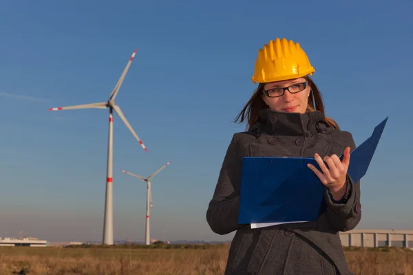 Vrouwelijke ingenieur in wind turbine generator elektriciteitscentrale — Stockfoto