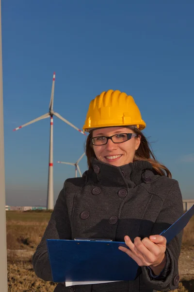 Vrouwelijke Ingenieur Wind Turbine Generator Elektriciteitscentrale — Stockfoto
