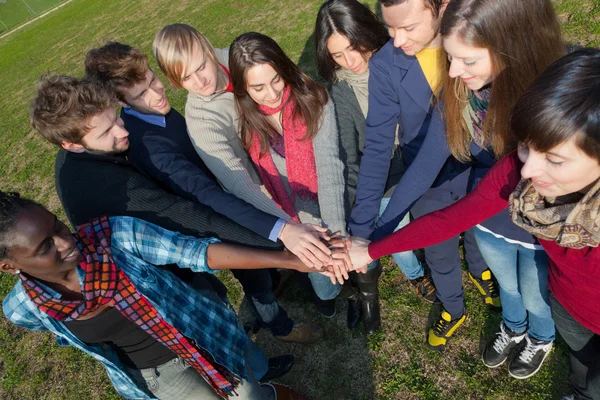 Estudantes Universitários Felizes Com Mãos Pilha — Fotografia de Stock
