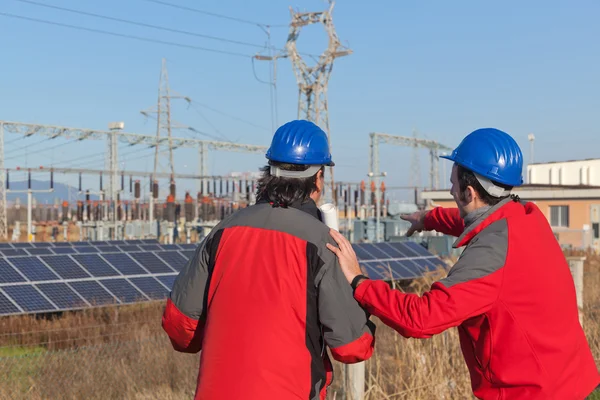 Inženýři v práci v solární elektrárna — Stock fotografie