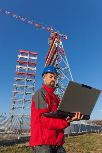 Ingenieur mit Computer auf Baustelle — Stockfoto