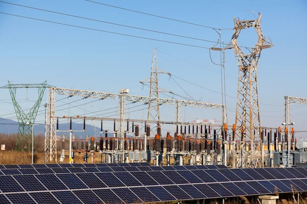 Panelen in een zonne-energiecentrale — Stockfoto