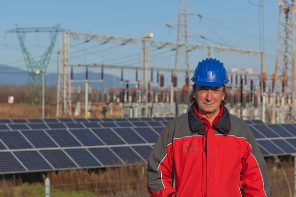 Ingenjör på arbete i en solenergianläggning — Stockfoto
