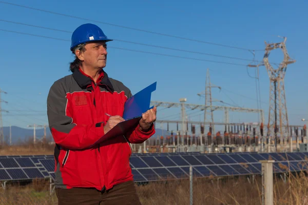 Інженер на роботі в сонячна електростанція — стокове фото