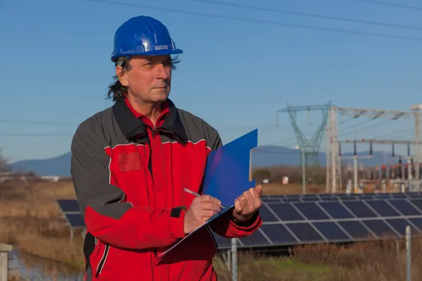 Inżynier w pracy w elektrowni słonecznej — Zdjęcie stockowe