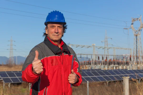 Ingenjör på arbete i en solenergianläggning — Stockfoto