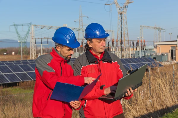 Mérnökök, a munkahelyi, a napenergia-erőmű — Stock Fotó