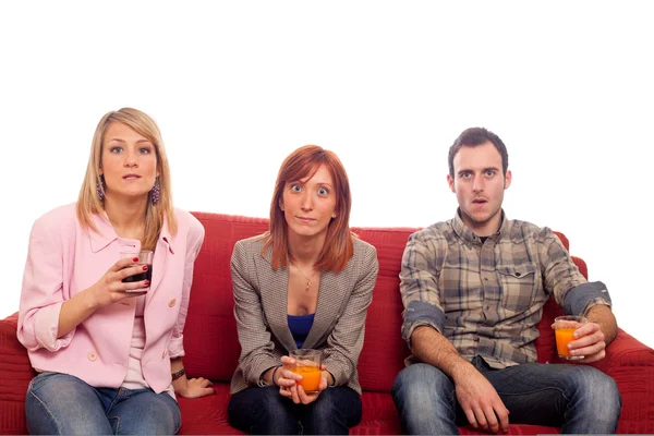 Junge Gruppe sitzt auf dem Sofa und trinkt — Stockfoto