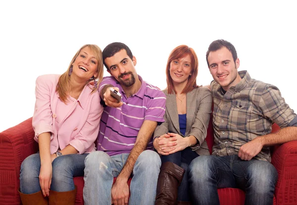 Grupa młodych, oglądanie tv na kanapie — Zdjęcie stockowe
