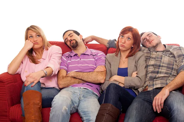 Скучные девушки, пока мужчина спит на диване — стоковое фото