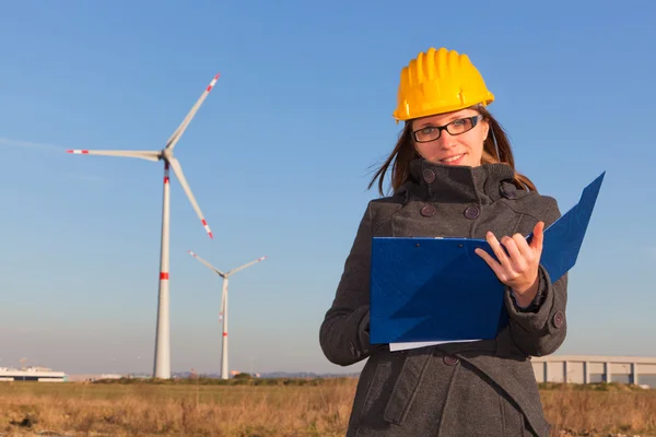 Жіночий інженер у Вітер турбіни електростанція генератор — стокове фото