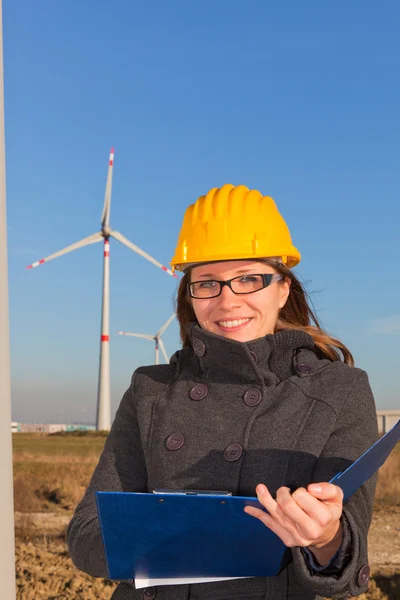 Ingeniera femenina en la estación generadora de energía de aerogeneradores — Foto de Stock