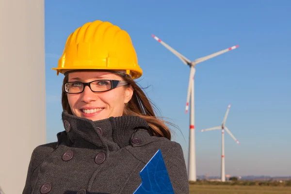 바람 터빈 발전기 발전소에서 여성 엔지니어 — 스톡 사진