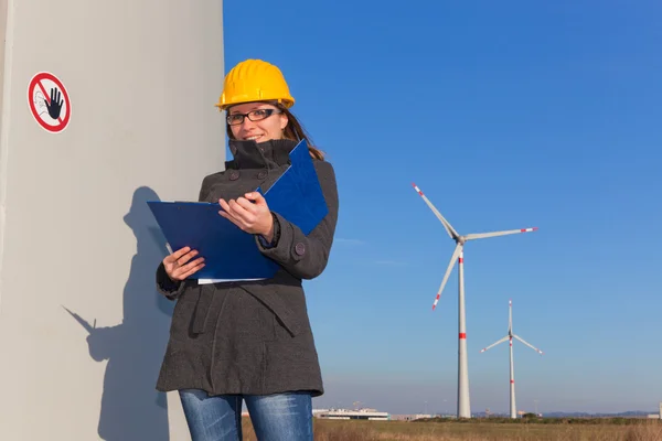 Kvinnliga ingenjör i turbinen generator vindkraftverk — Stockfoto