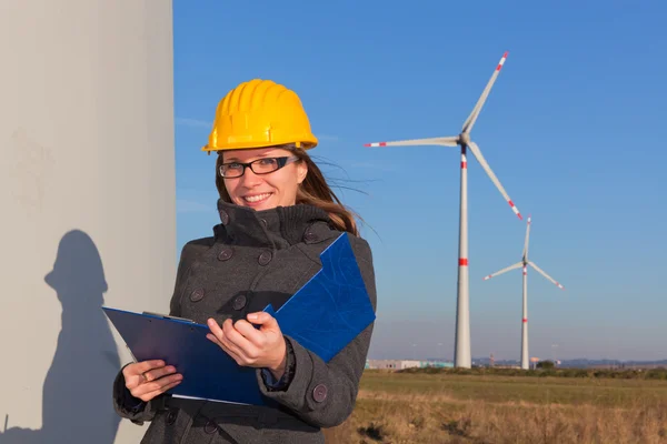 Ingeniera femenina en la estación generadora de energía de aerogeneradores —  Fotos de Stock