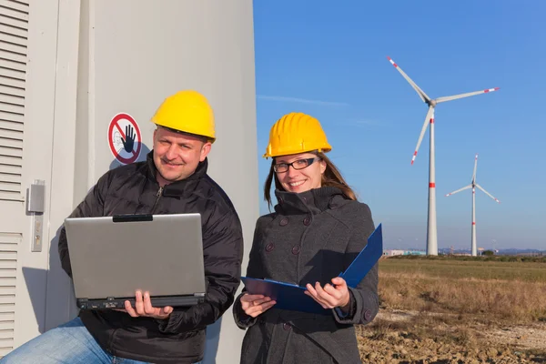 Два инженера на ветряной электростанции — стоковое фото