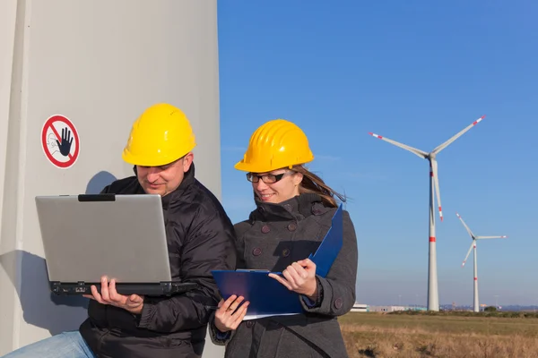 Due ingegneri nella centrale eolica a turbina — Foto Stock