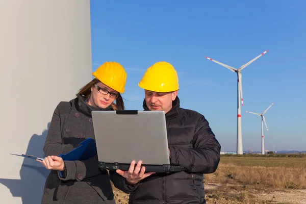Dois engenheiros na estação geradora de energia da turbina eólica — Fotografia de Stock